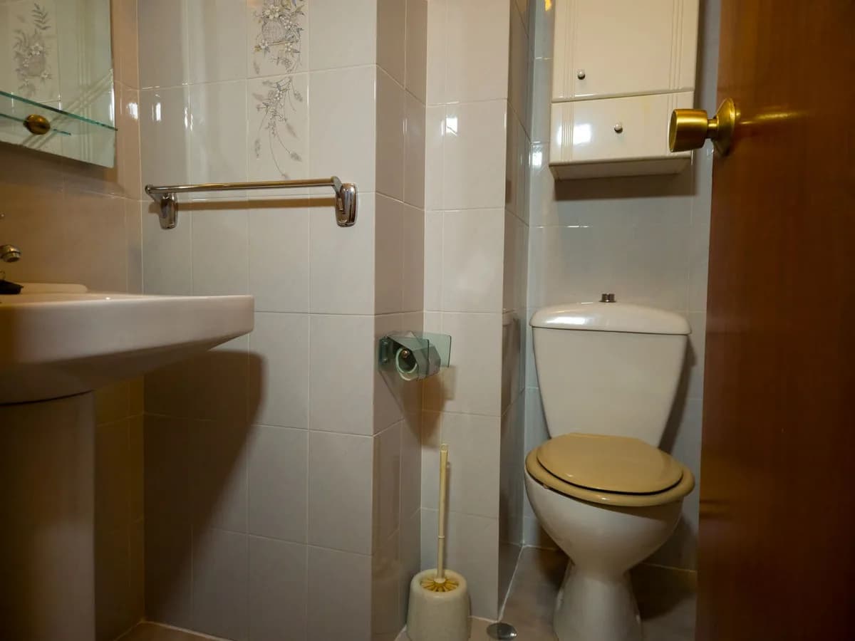3 Bedroom Middle Floor Apartment for Sale in Fuengirola, Málaga - Image 5