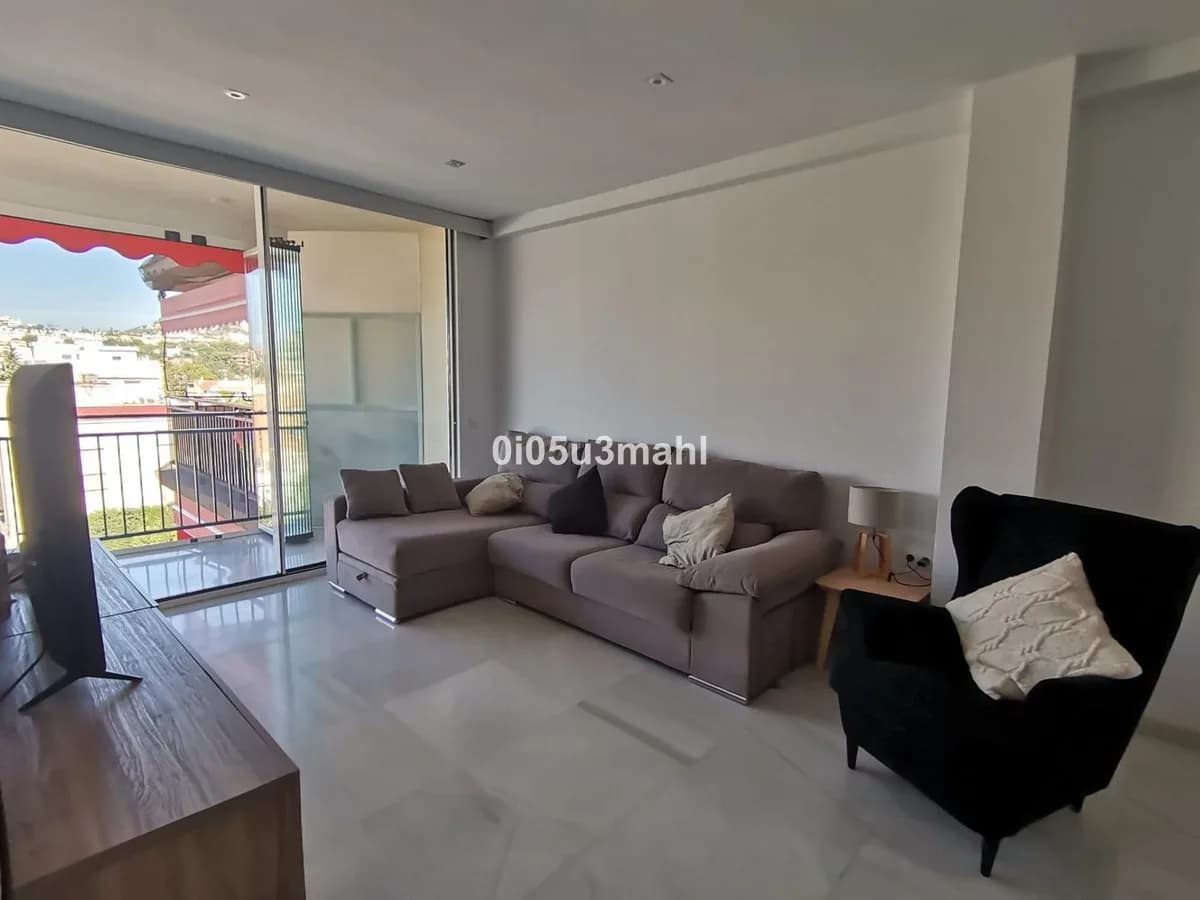 3 Bedroom Middle Floor Apartment for Sale in El Palo, Málaga - Image 2