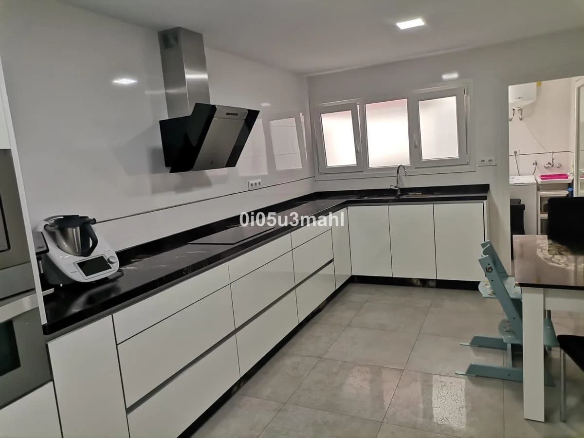 3 Bedroom Middle Floor Apartment for Sale in El Palo, Málaga - Image 8
