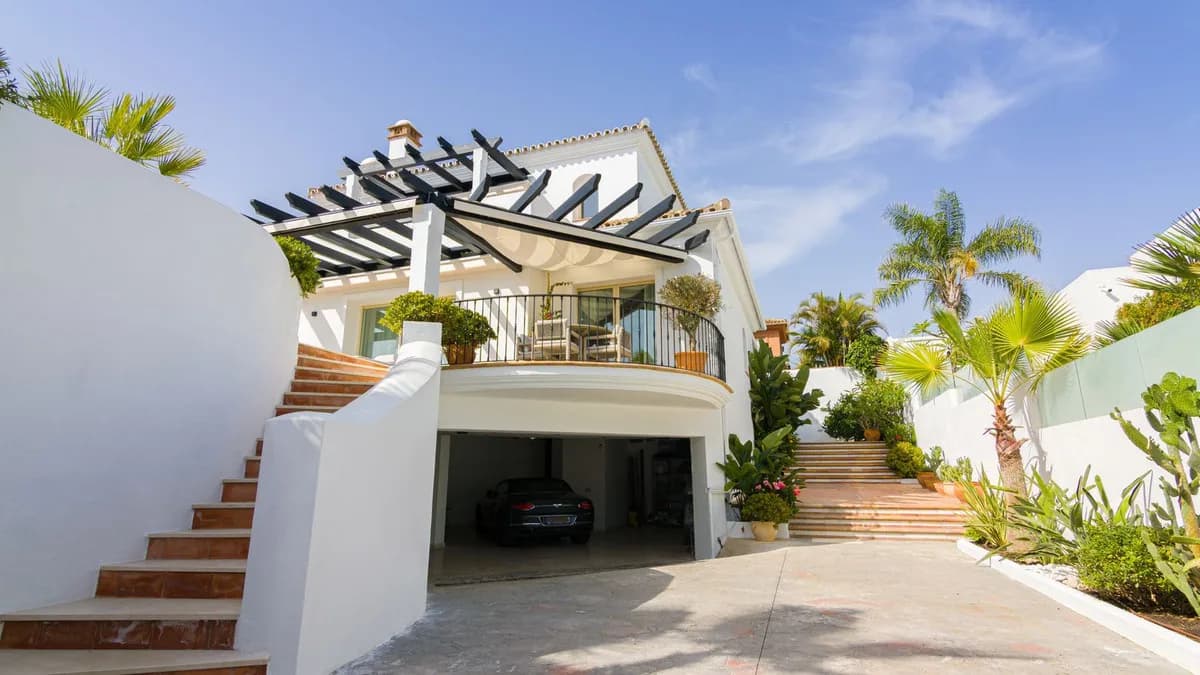 5 Bedroom Detached Villa for Sale in Las Chapas, Málaga - Image 4