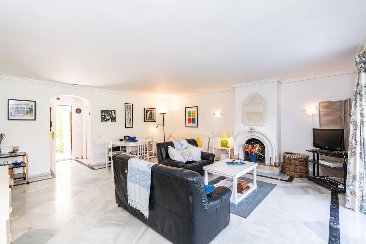2 Bedroom Ground Floor Apartment for Sale in Atalaya, Málaga - Image 3