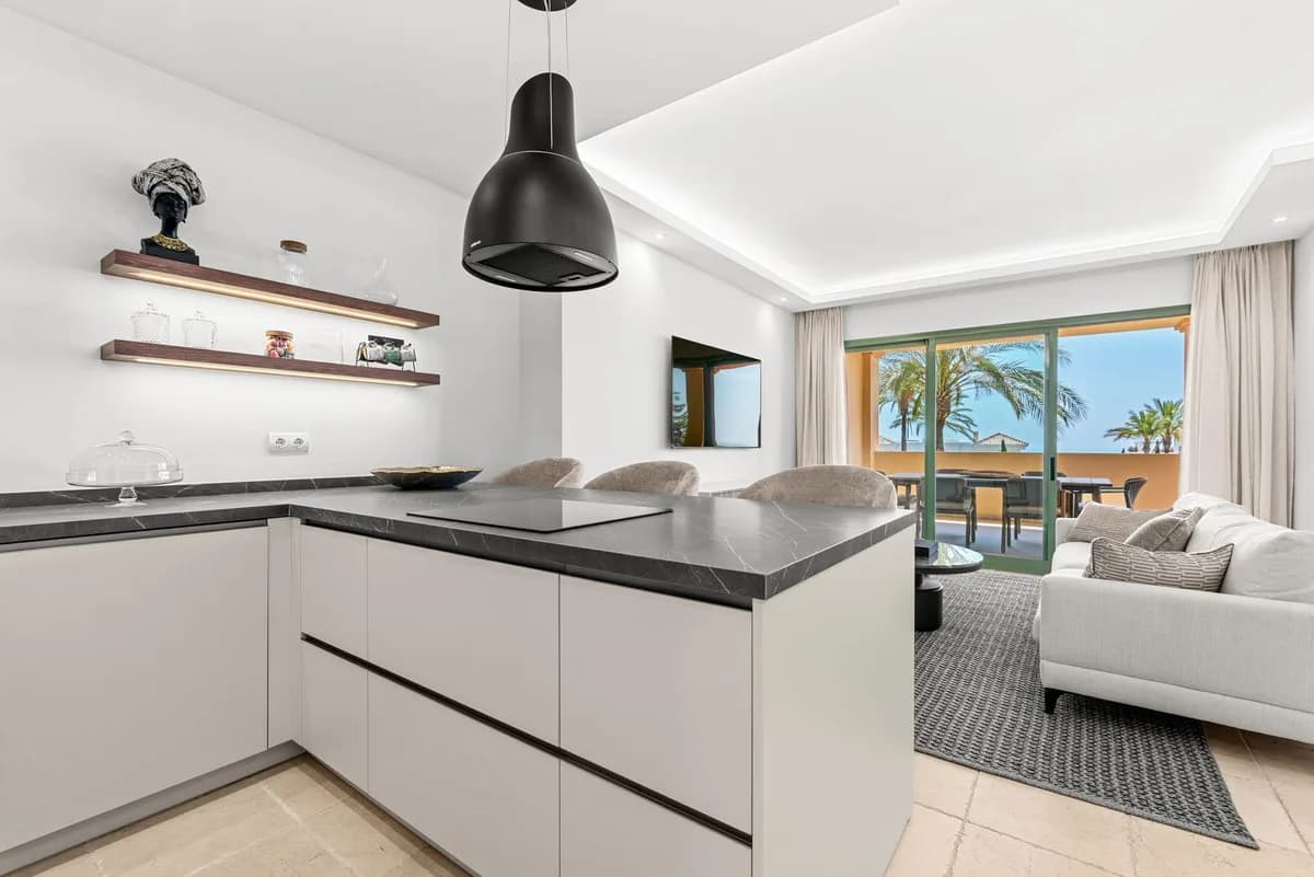 3 Bedroom Middle Floor Apartment for Sale in Los Flamingos, Málaga - Image 3