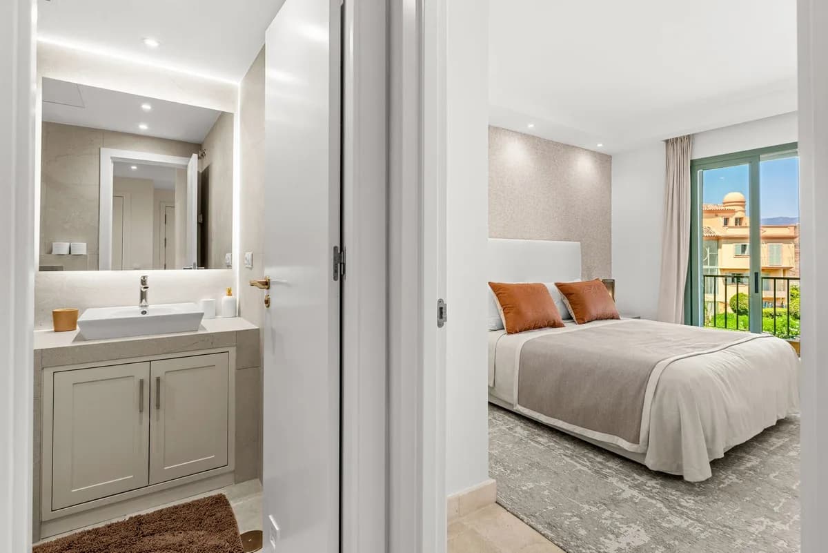 3 Bedroom Middle Floor Apartment for Sale in Los Flamingos, Málaga - Image 8