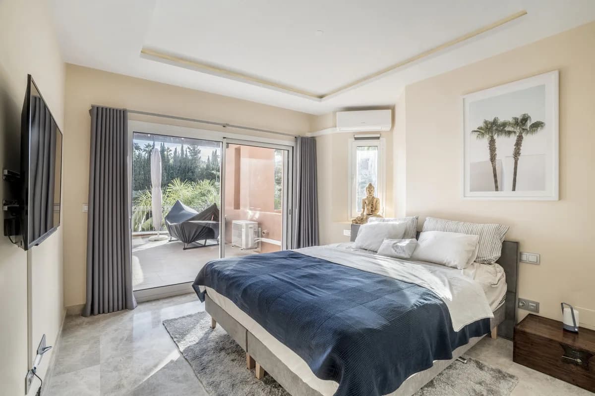 3 Bedroom Middle Floor Apartment for Sale in Nueva Andalucía, Málaga - Image 6