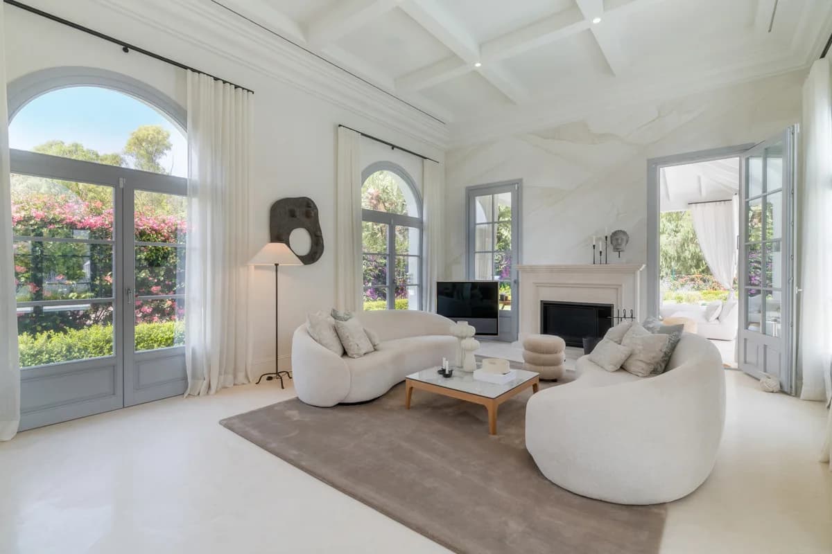 5 Bedroom Detached Villa for Sale in Nueva Andalucía, Málaga