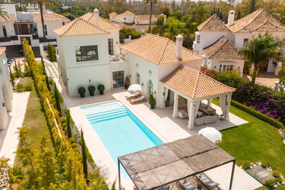 5 Bedroom Detached Villa for Sale in Nueva Andalucía, Málaga - Image 2