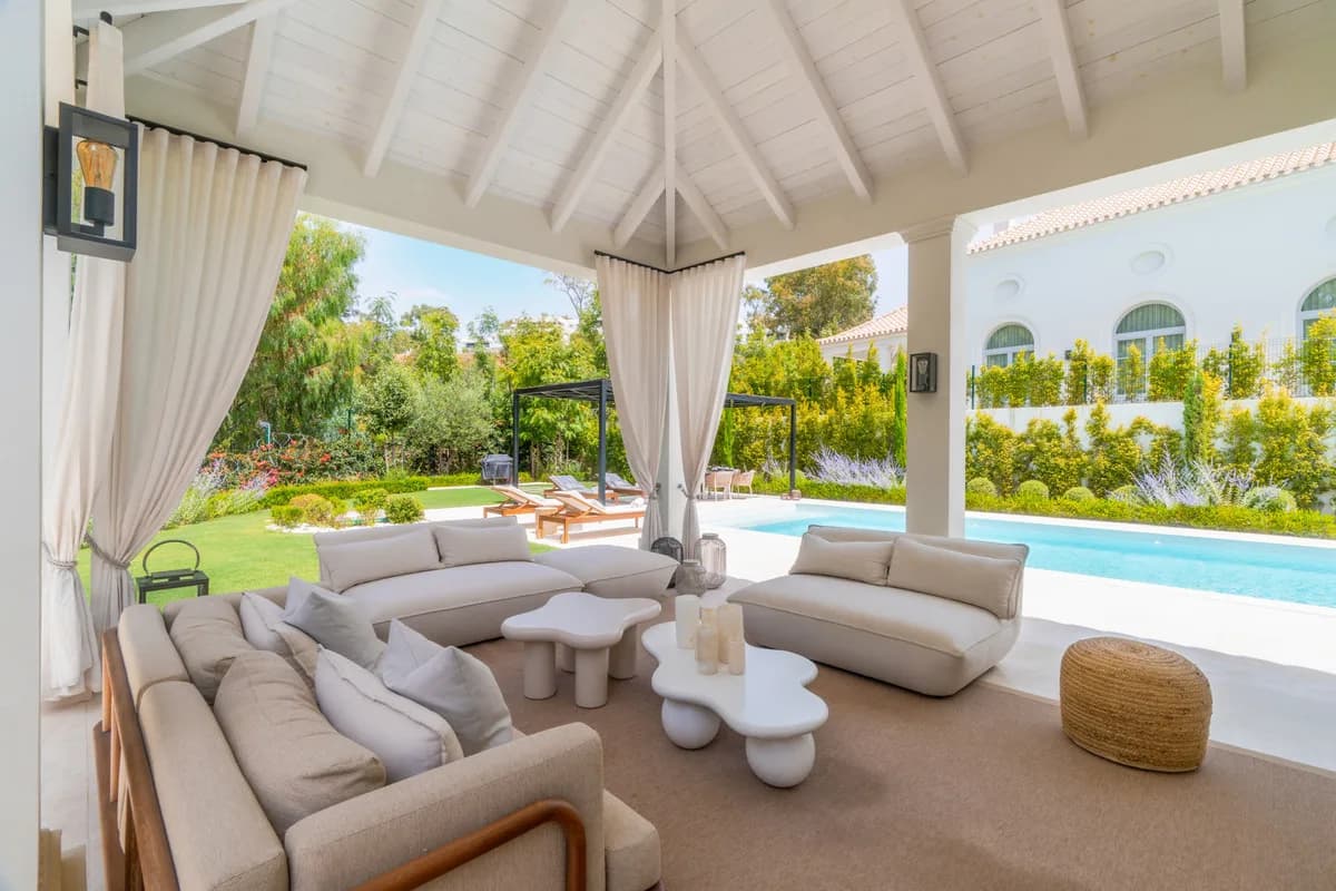 5 Bedroom Detached Villa for Sale in Nueva Andalucía, Málaga - Image 3