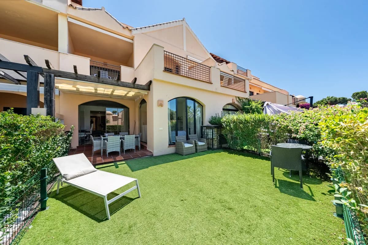 3 Bedroom Ground Floor Apartment for Sale in Puerto Banús, Málaga - Image 2