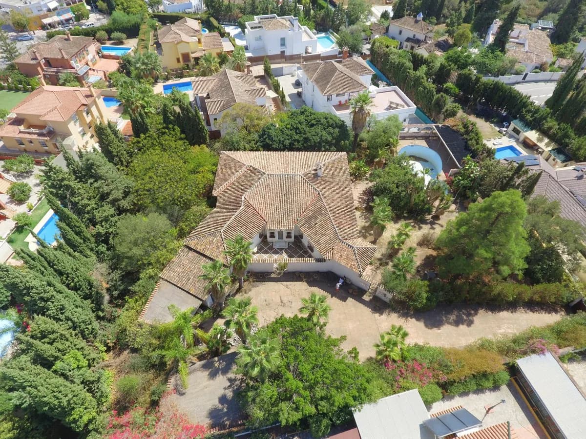 6 Bedroom Detached Villa for Sale in Marbella, Málaga