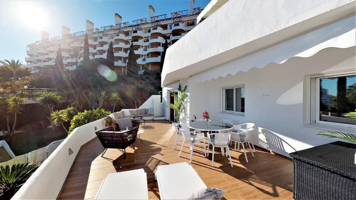 3 Bedroom Middle Floor Apartment for Sale in Nueva Andalucía, Málaga - Image 4