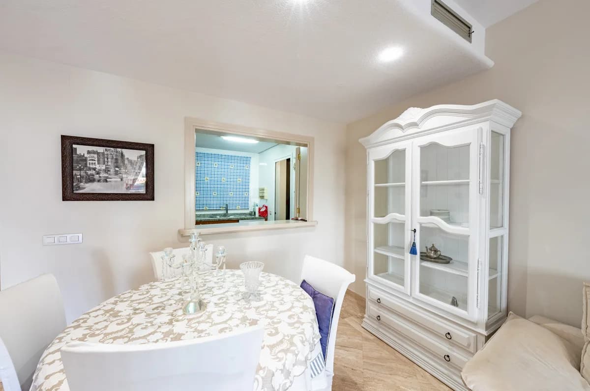 2 Bedroom Middle Floor Apartment for Sale in San Pedro de Alcántara, Málaga - Image 4