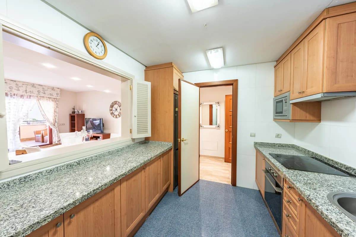 2 Bedroom Middle Floor Apartment for Sale in San Pedro de Alcántara, Málaga - Image 7
