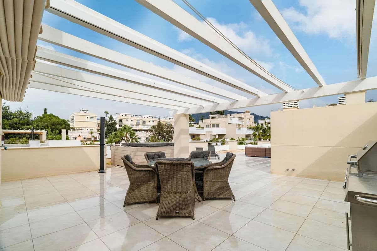 3 Bedroom Penthouse for Sale in Nueva Andalucía, Málaga - Image 2