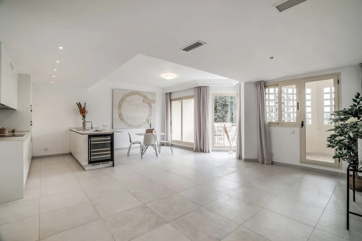 3 Bedroom Penthouse for Sale in Nueva Andalucía, Málaga - Image 5