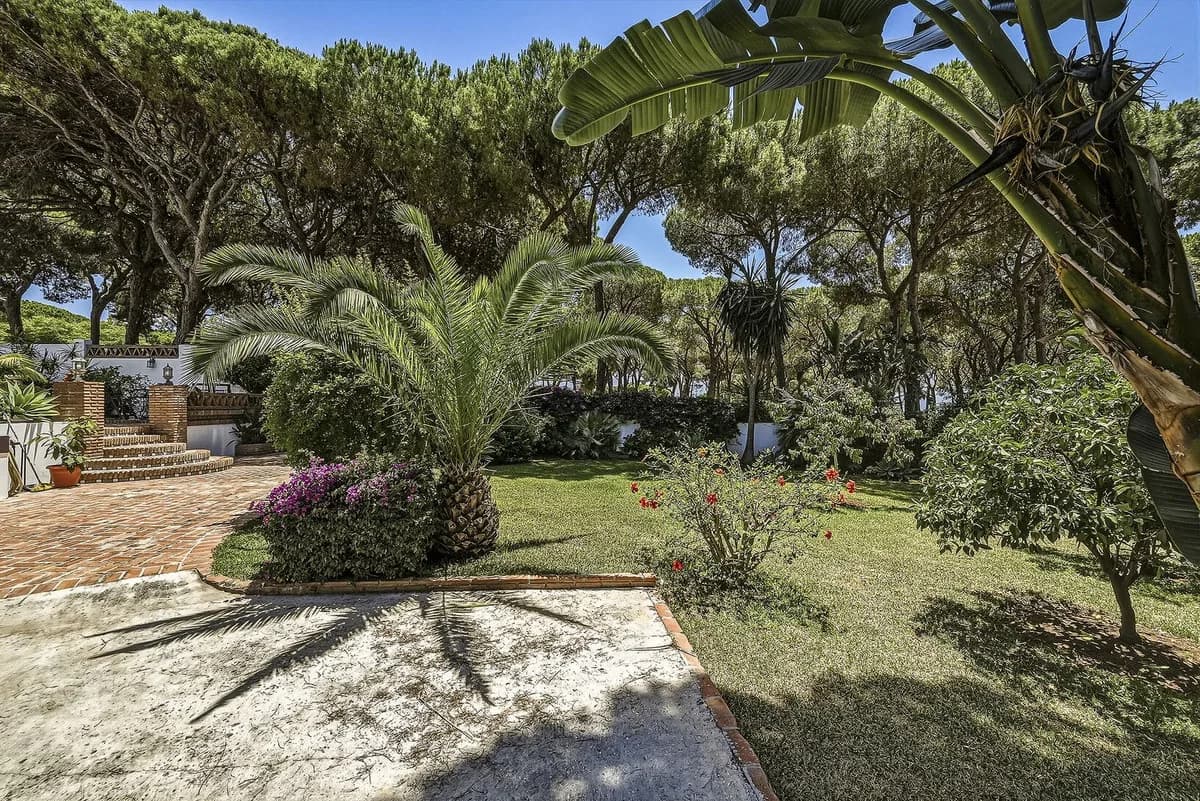 4 Bedroom Detached Villa for Sale in El Rosario, Málaga - Image 2