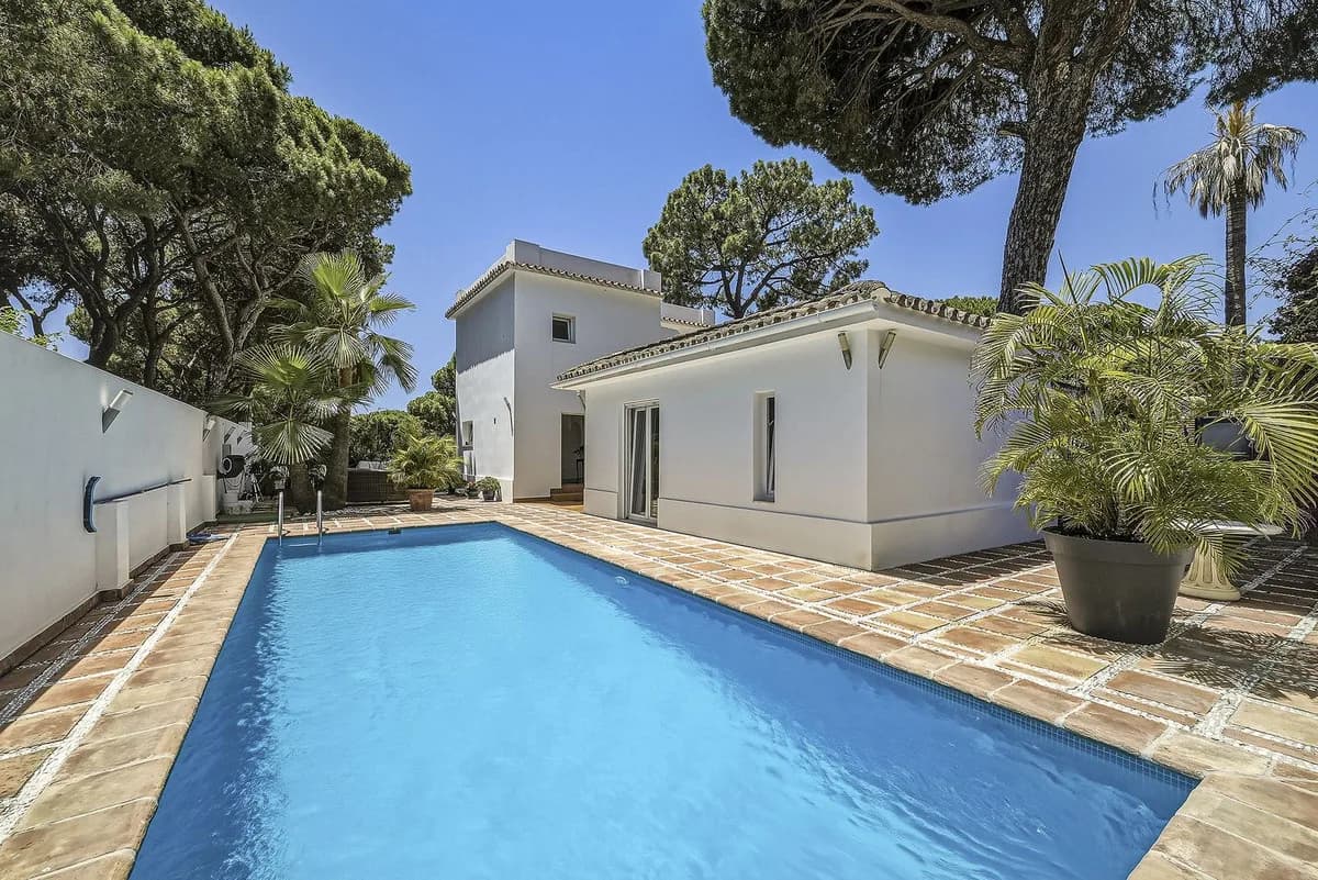 4 Bedroom Detached Villa for Sale in El Rosario, Málaga - Image 3