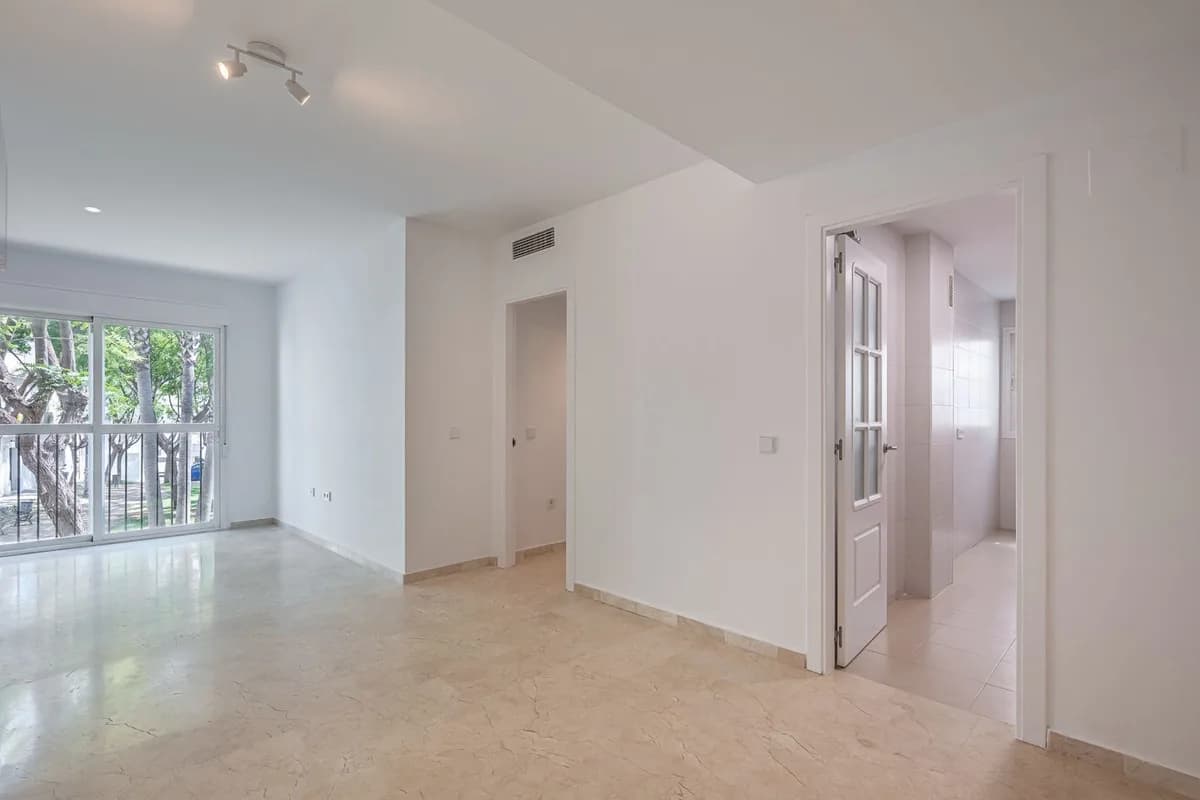2 Bedroom Middle Floor Apartment for Sale in Cancelada, Málaga - Image 7