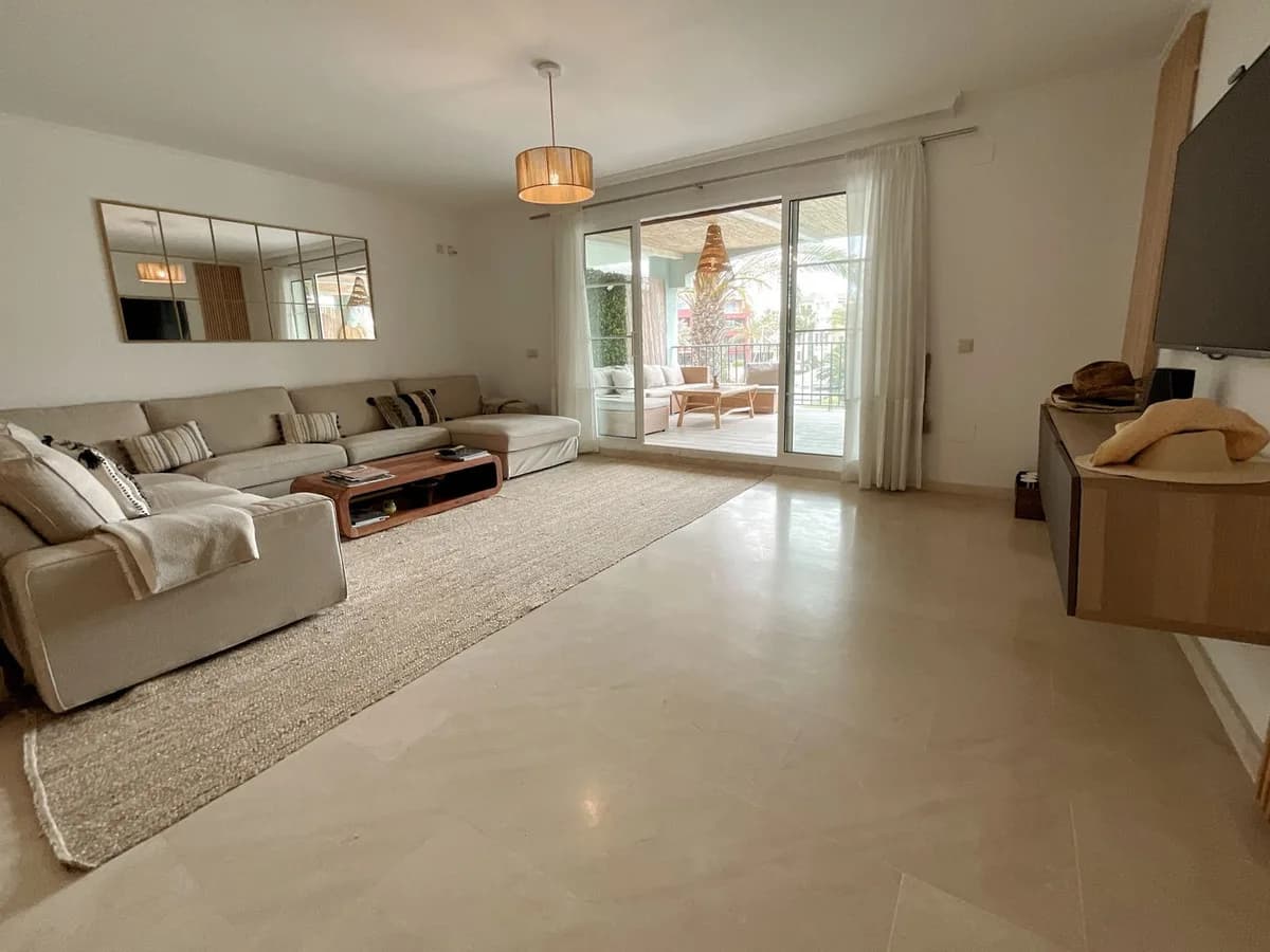3 Bedroom Middle Floor Apartment for Sale in Sotogrande, Cádiz - Image 3