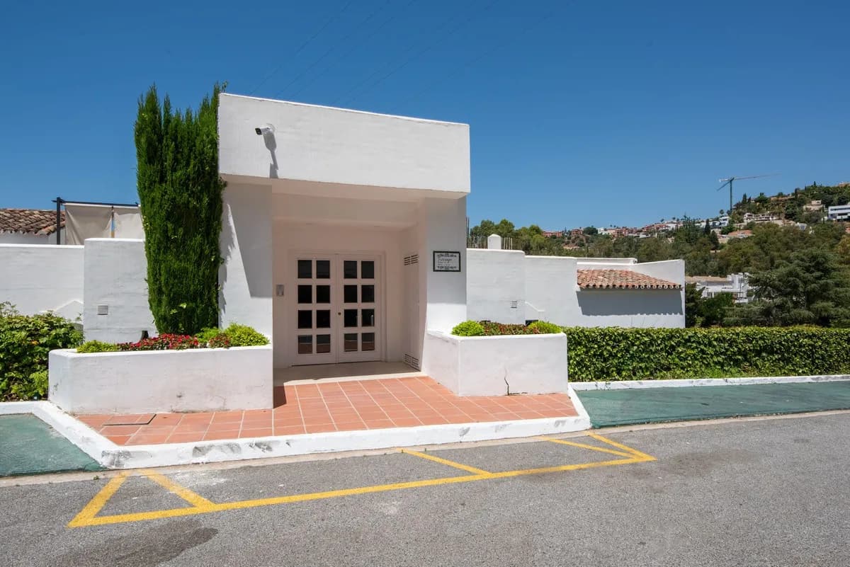 3 Bedroom Top Floor Apartment for Sale in Benahavís, Málaga