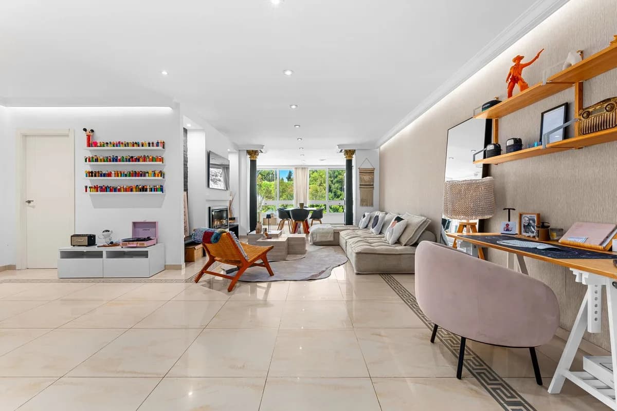 3 Bedroom Top Floor Apartment for Sale in Benahavís, Málaga - Image 2