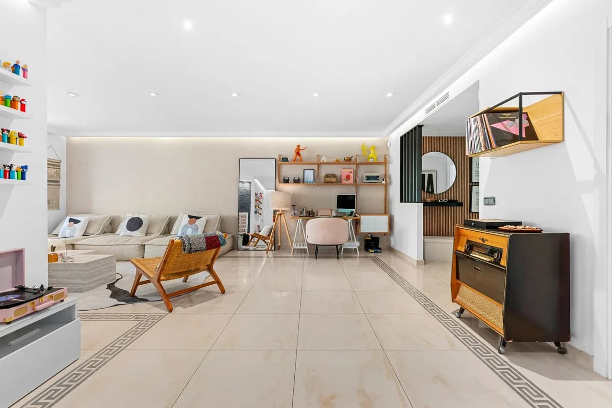 3 Bedroom Top Floor Apartment for Sale in Benahavís, Málaga - Image 3