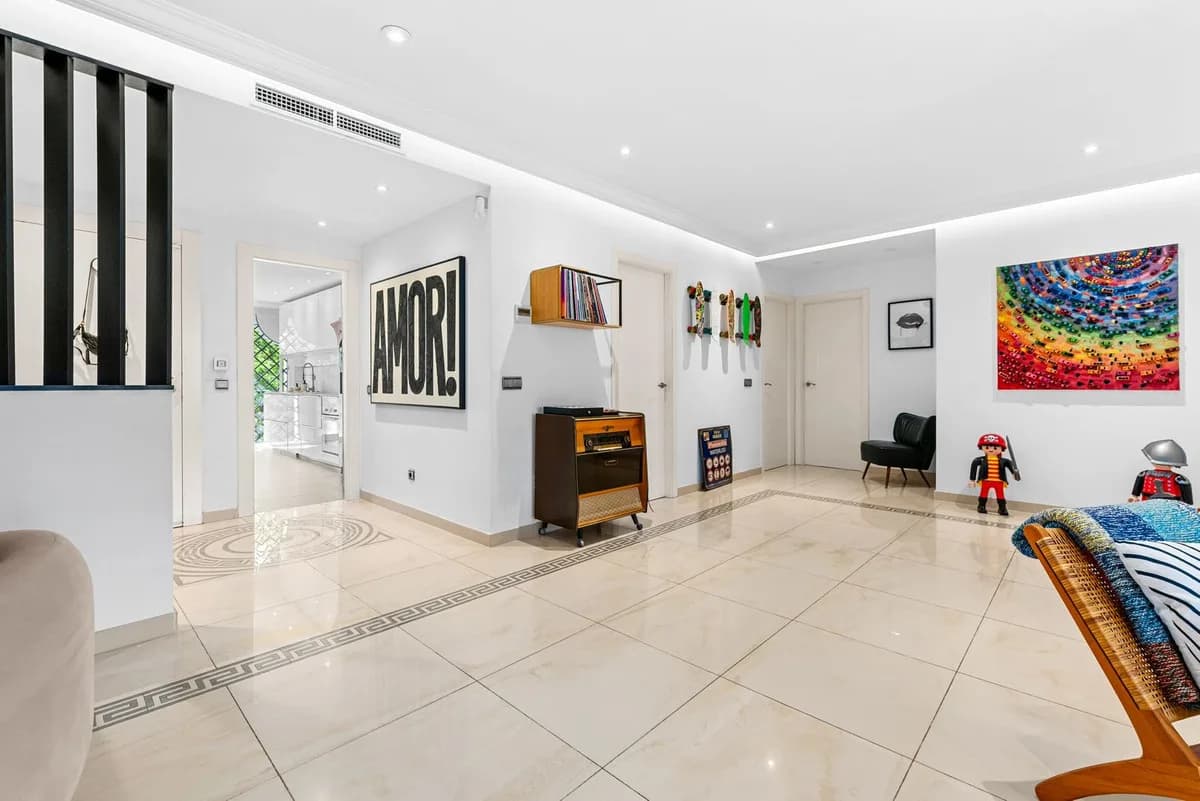3 Bedroom Top Floor Apartment for Sale in Benahavís, Málaga - Image 5