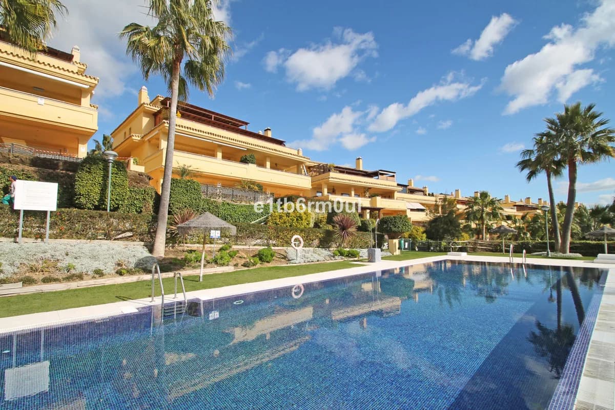 3 Bedroom Middle Floor Apartment for Sale in The Golden Mile, Málaga - Image 6