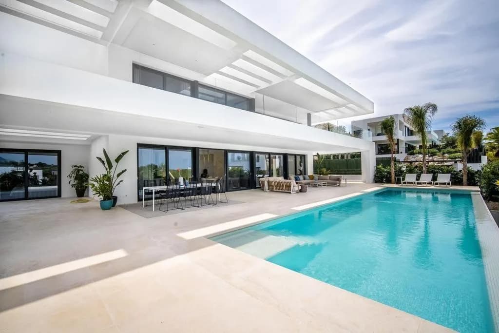 6 Bedroom Detached Villa for Sale in Nueva Andalucía, Málaga