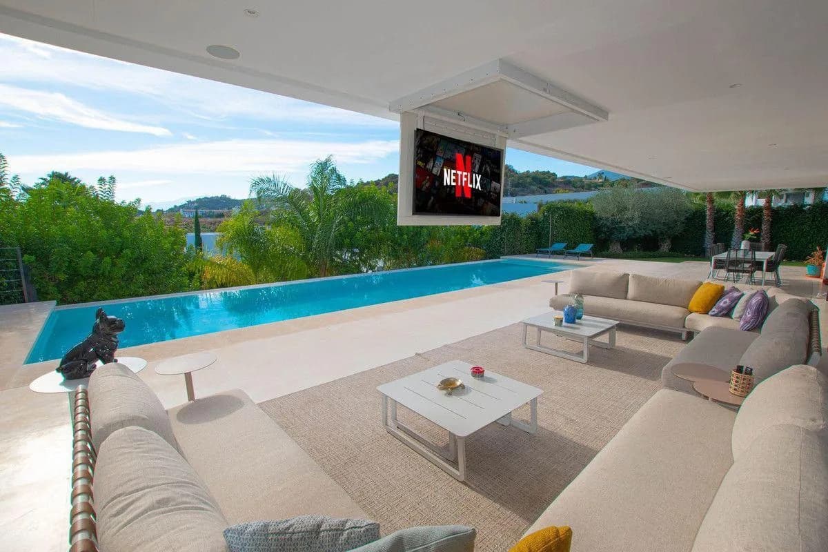 6 Bedroom Detached Villa for Sale in Nueva Andalucía, Málaga - Image 2