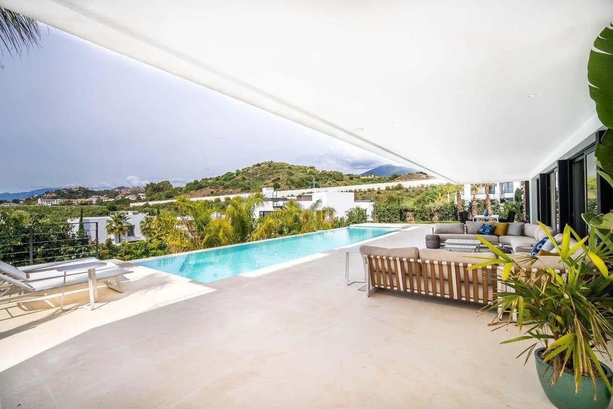 6 Bedroom Detached Villa for Sale in Nueva Andalucía, Málaga - Image 3
