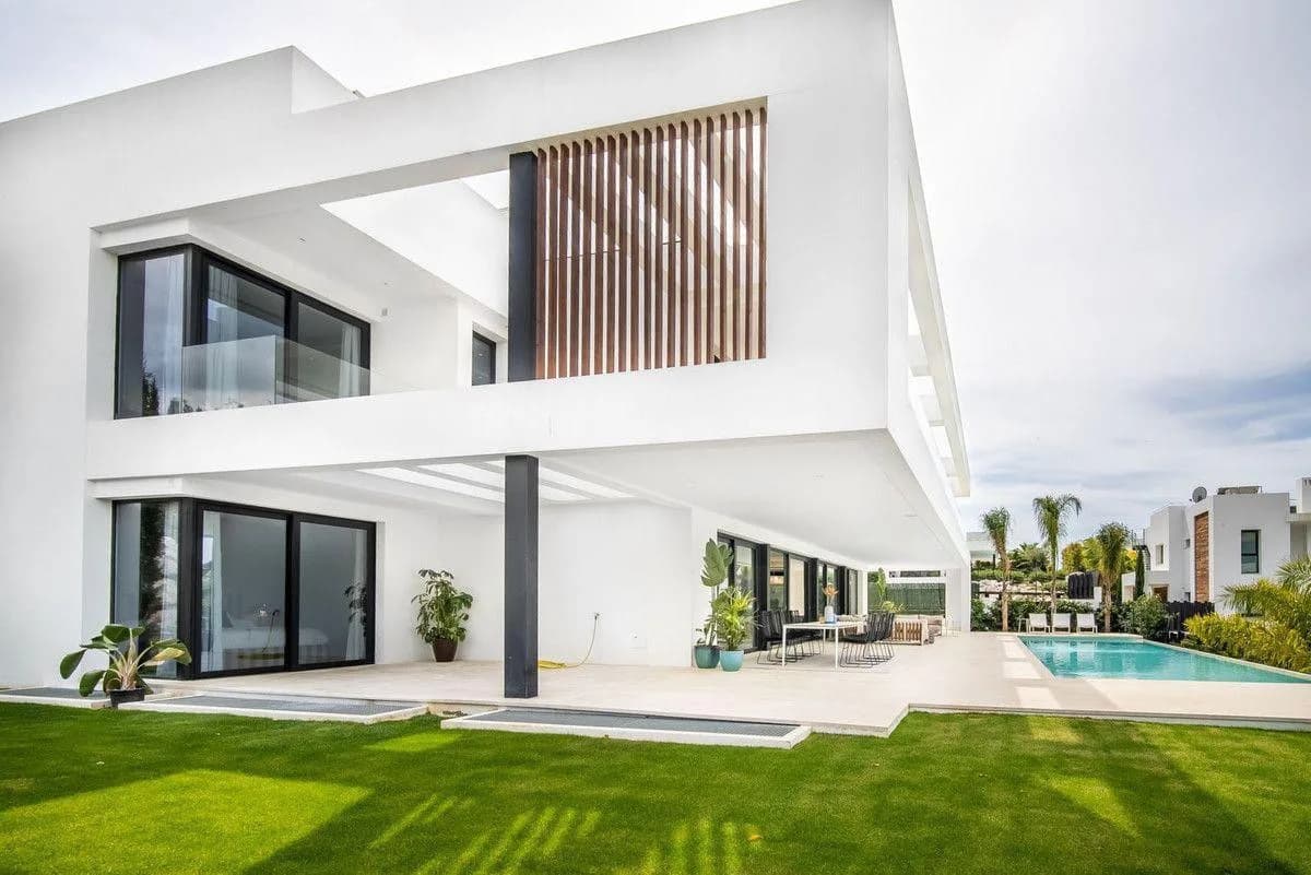 6 Bedroom Detached Villa for Sale in Nueva Andalucía, Málaga - Image 5