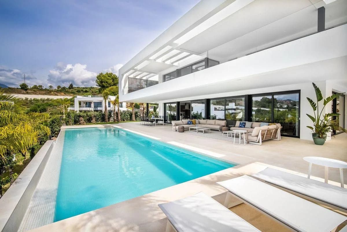 6 Bedroom Detached Villa for Sale in Nueva Andalucía, Málaga - Image 7