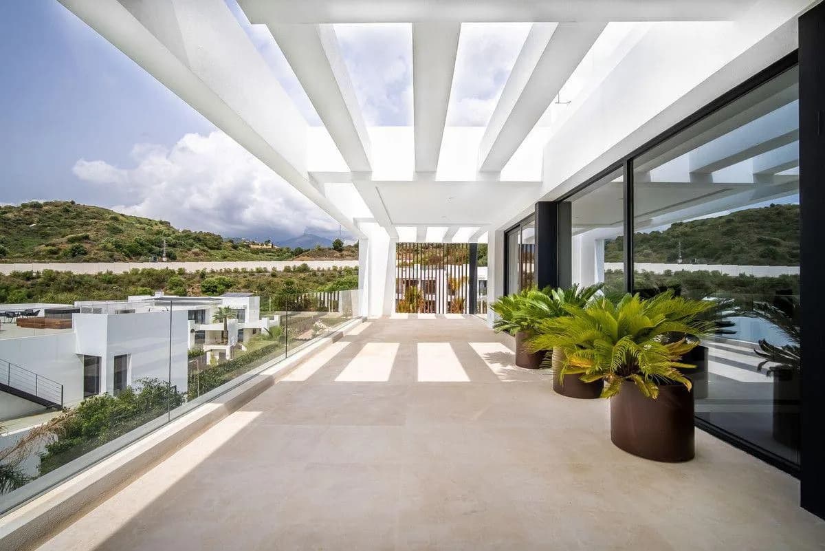 6 Bedroom Detached Villa for Sale in Nueva Andalucía, Málaga - Image 9
