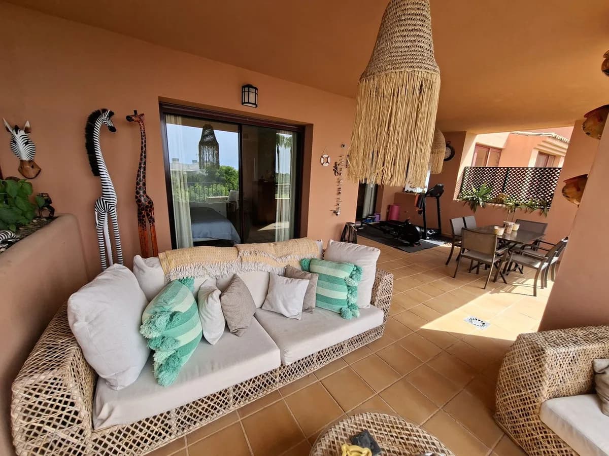 2 Bedroom Middle Floor Apartment for Sale in La Duquesa, Málaga - Image 7