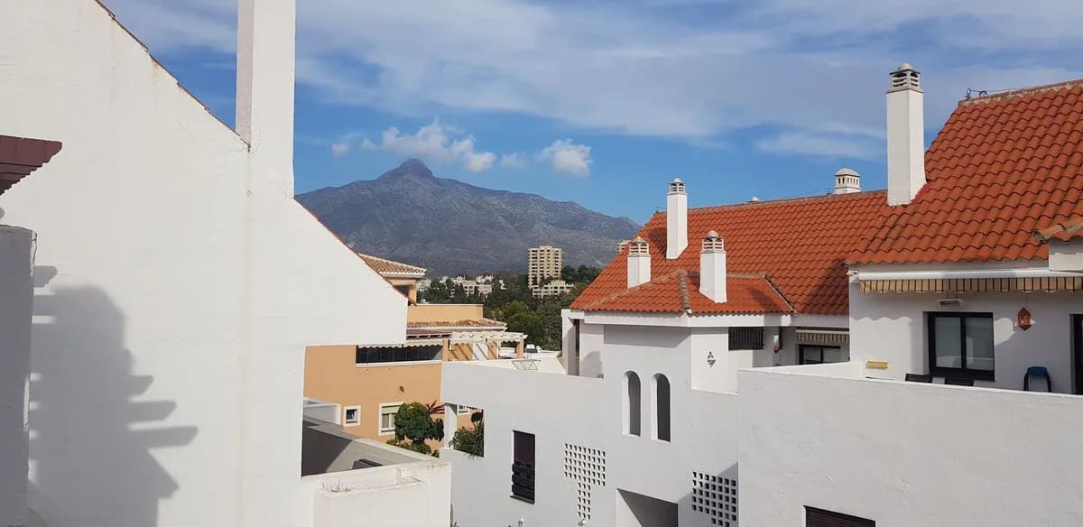 3 Bedroom Middle Floor Apartment for Sale in Nueva Andalucía, Málaga