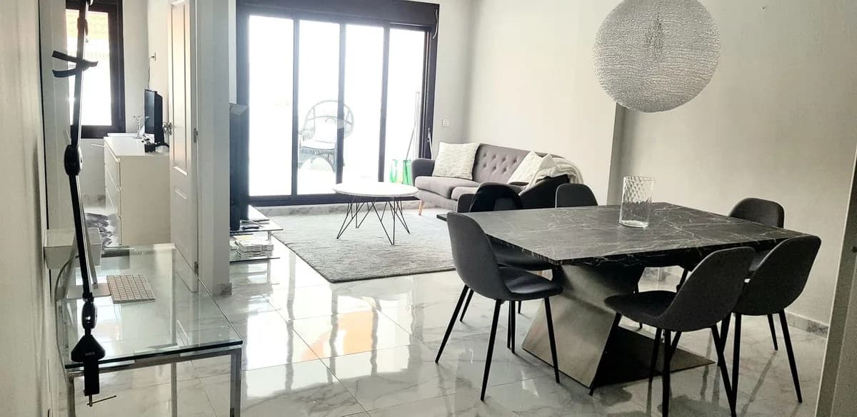 3 Bedroom Middle Floor Apartment for Sale in Nueva Andalucía, Málaga - Image 2