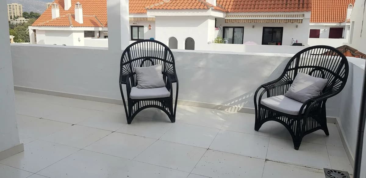 3 Bedroom Middle Floor Apartment for Sale in Nueva Andalucía, Málaga - Image 5