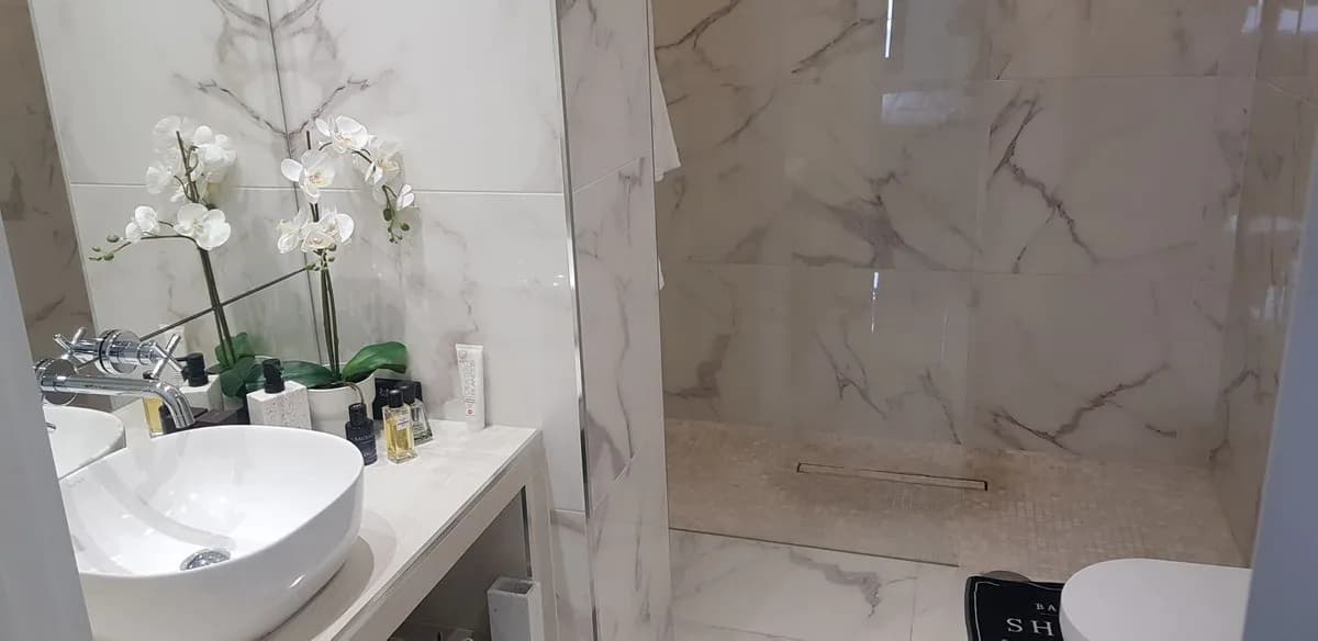 3 Bedroom Middle Floor Apartment for Sale in Nueva Andalucía, Málaga - Image 8