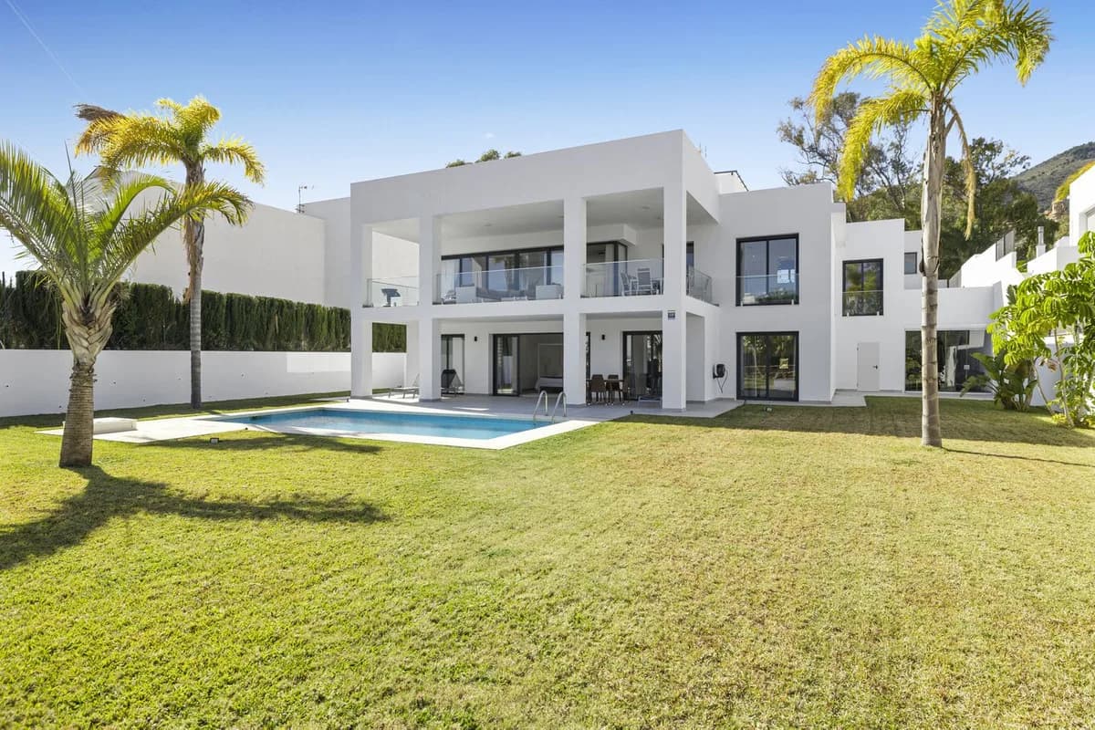 6 Bedroom Detached Villa for Sale in Torremuelle, Málaga - Image 2