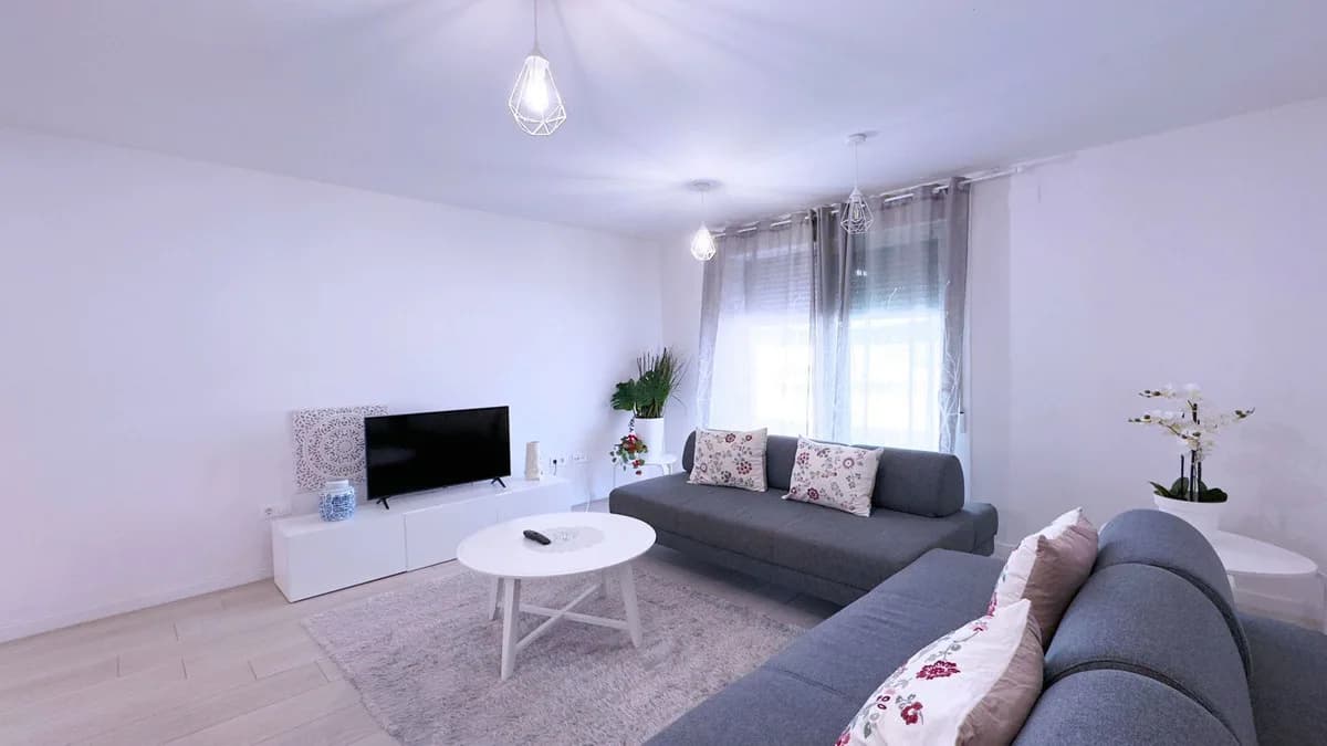 2 Bedroom Ground Floor Apartment for Sale in Marbella, Málaga - Image 2