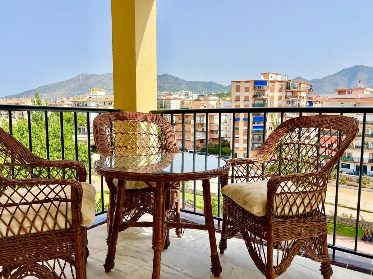 4 Bedroom Middle Floor Apartment for Sale in Fuengirola, Málaga