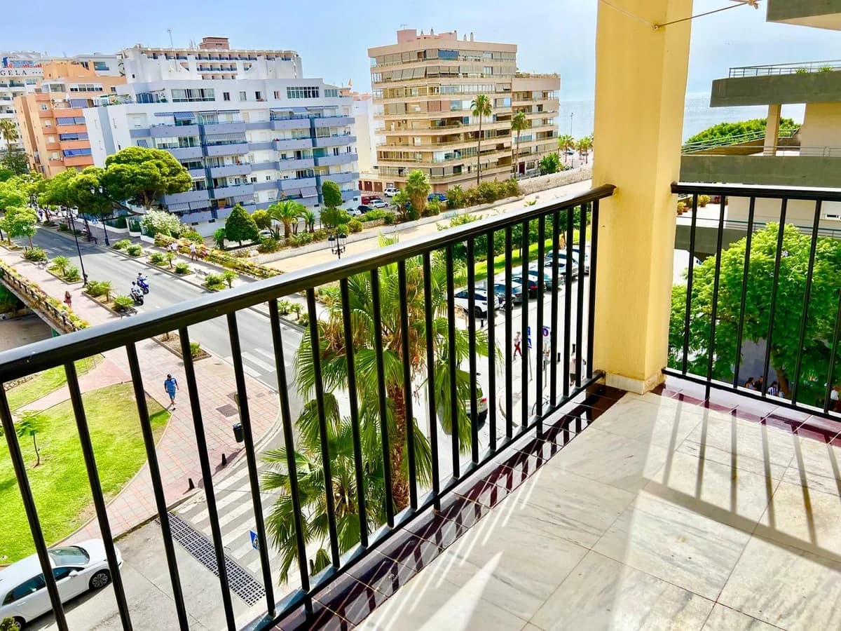 4 Bedroom Middle Floor Apartment for Sale in Fuengirola, Málaga - Image 2