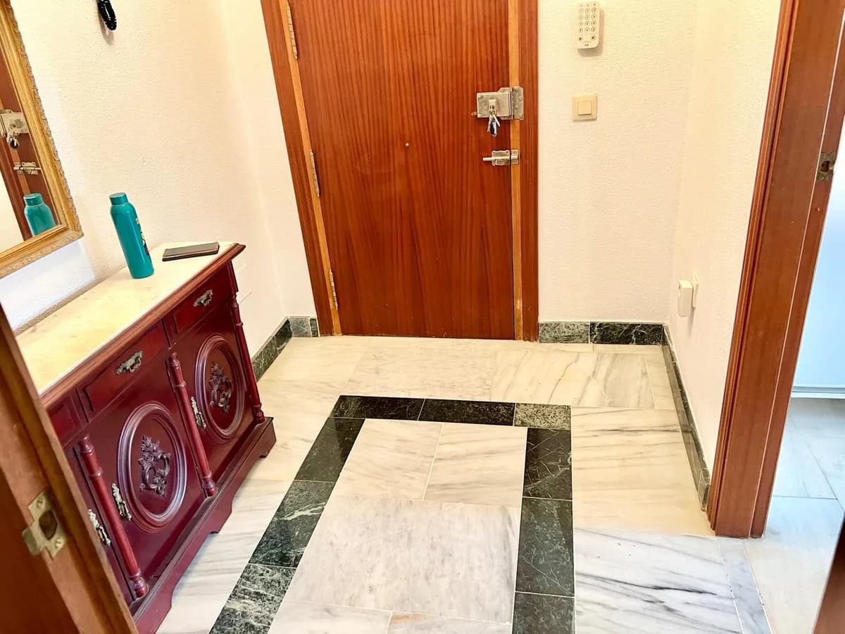 4 Bedroom Middle Floor Apartment for Sale in Fuengirola, Málaga - Image 3