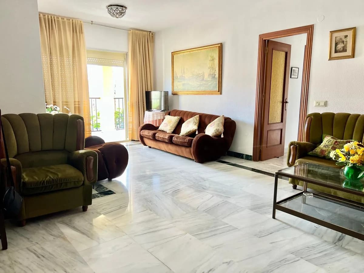 4 Bedroom Middle Floor Apartment for Sale in Fuengirola, Málaga - Image 4