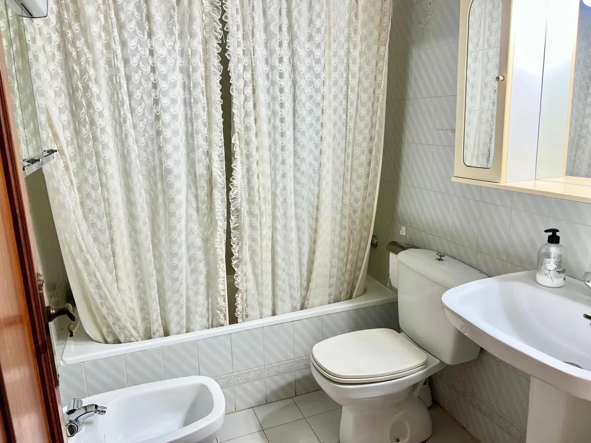 4 Bedroom Middle Floor Apartment for Sale in Fuengirola, Málaga - Image 5