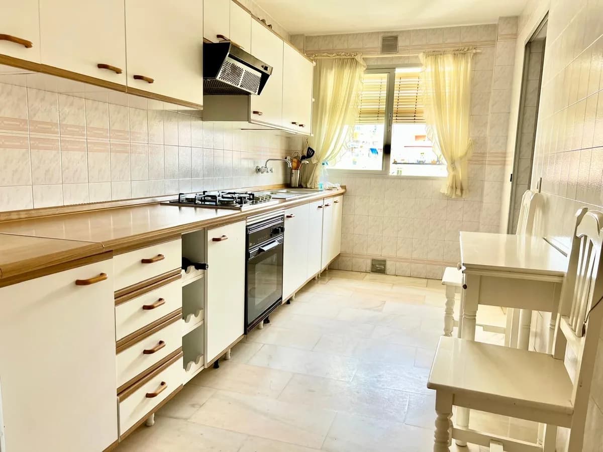 4 Bedroom Middle Floor Apartment for Sale in Fuengirola, Málaga - Image 6