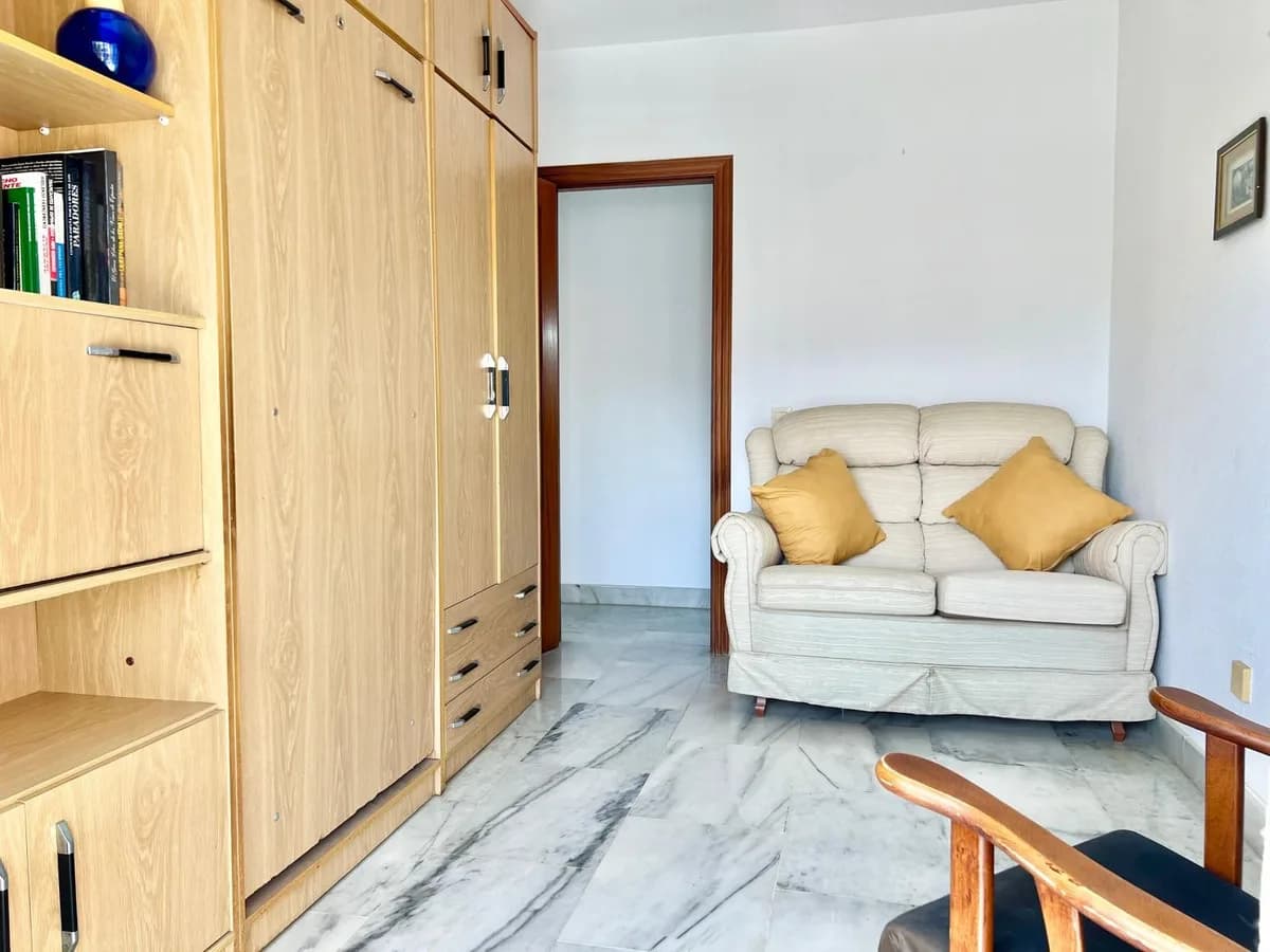 4 Bedroom Middle Floor Apartment for Sale in Fuengirola, Málaga - Image 7