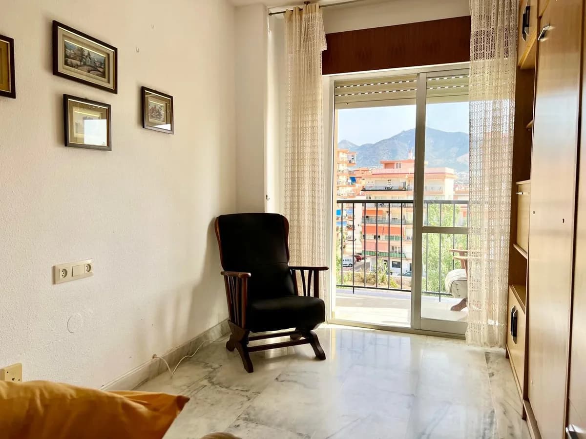 4 Bedroom Middle Floor Apartment for Sale in Fuengirola, Málaga - Image 8