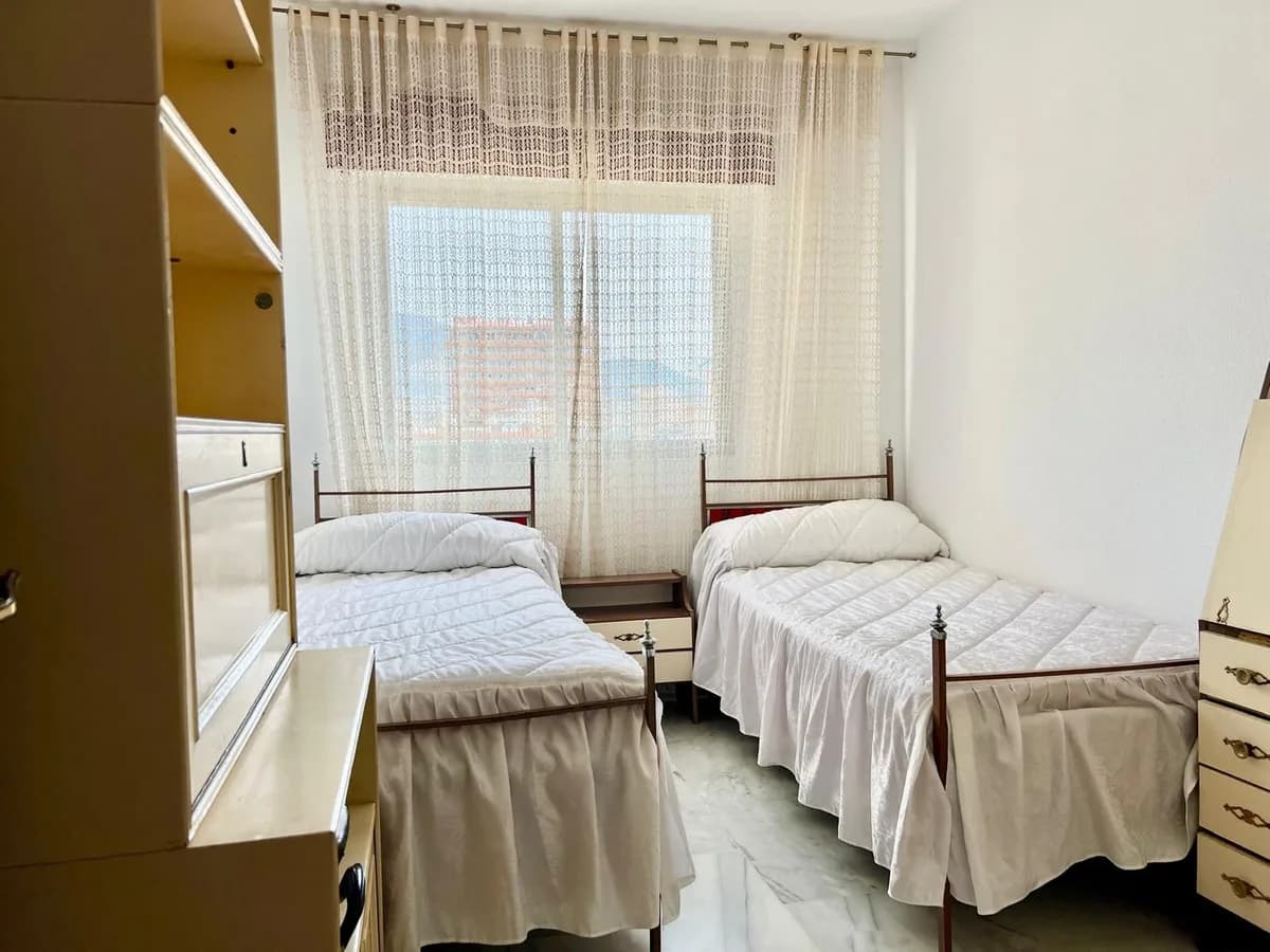 4 Bedroom Middle Floor Apartment for Sale in Fuengirola, Málaga - Image 9