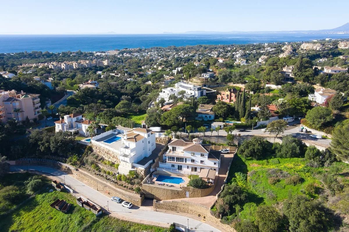 8 Bedroom Detached Villa for Sale in Elviria, Málaga - Image 2